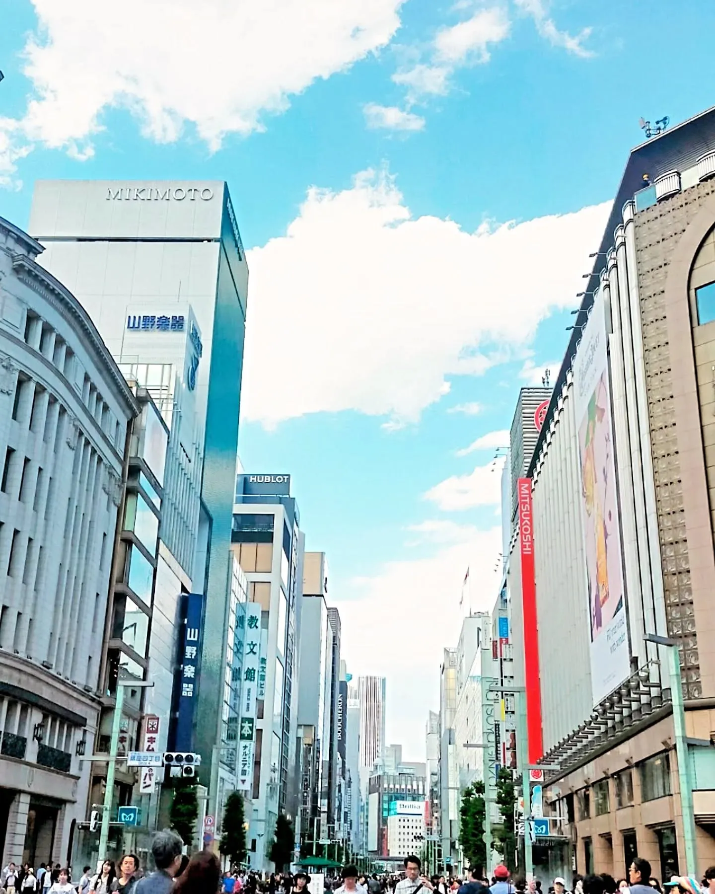 【GWの銀座、最高の青空と賑わい、ツツジ満開の季節】