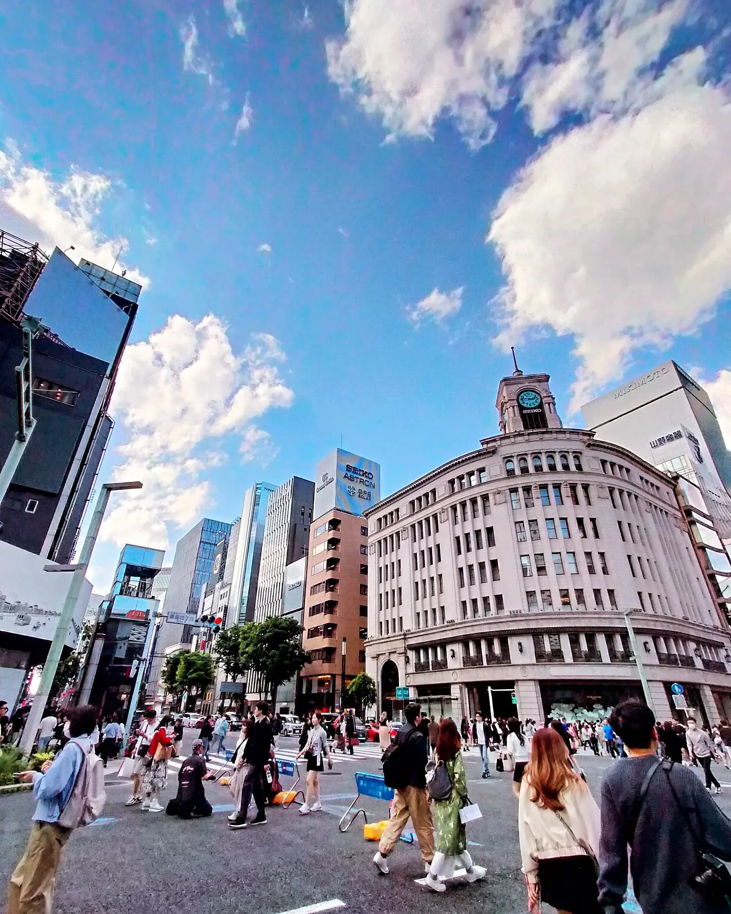 【GWの銀座、最高の青空と賑わい、ツツジ満開の季節】