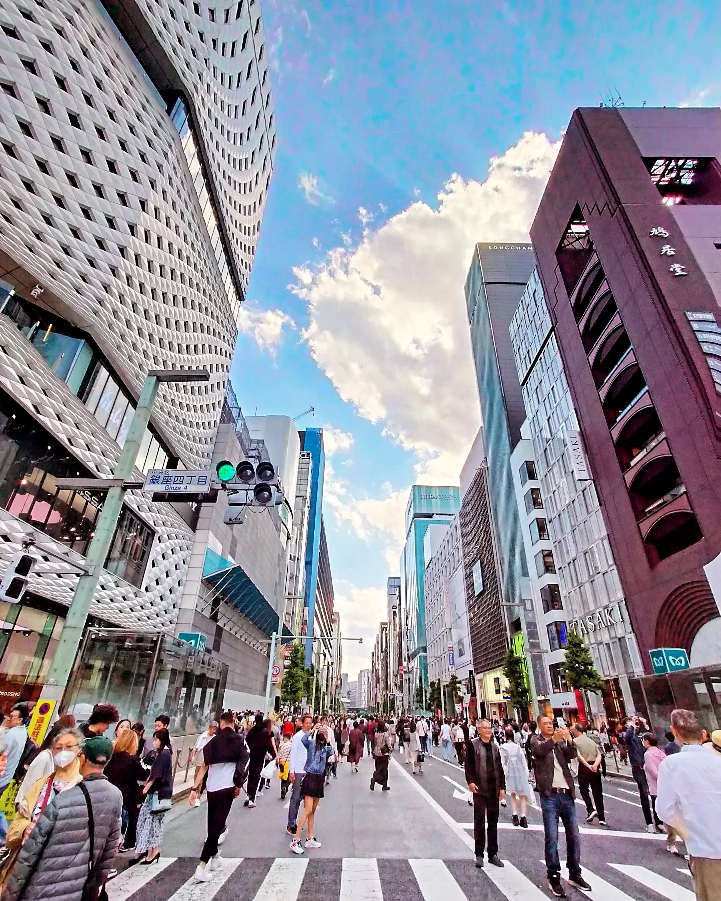 【GWの銀座、最高の青空と賑わい、ツツジ満開の季節】