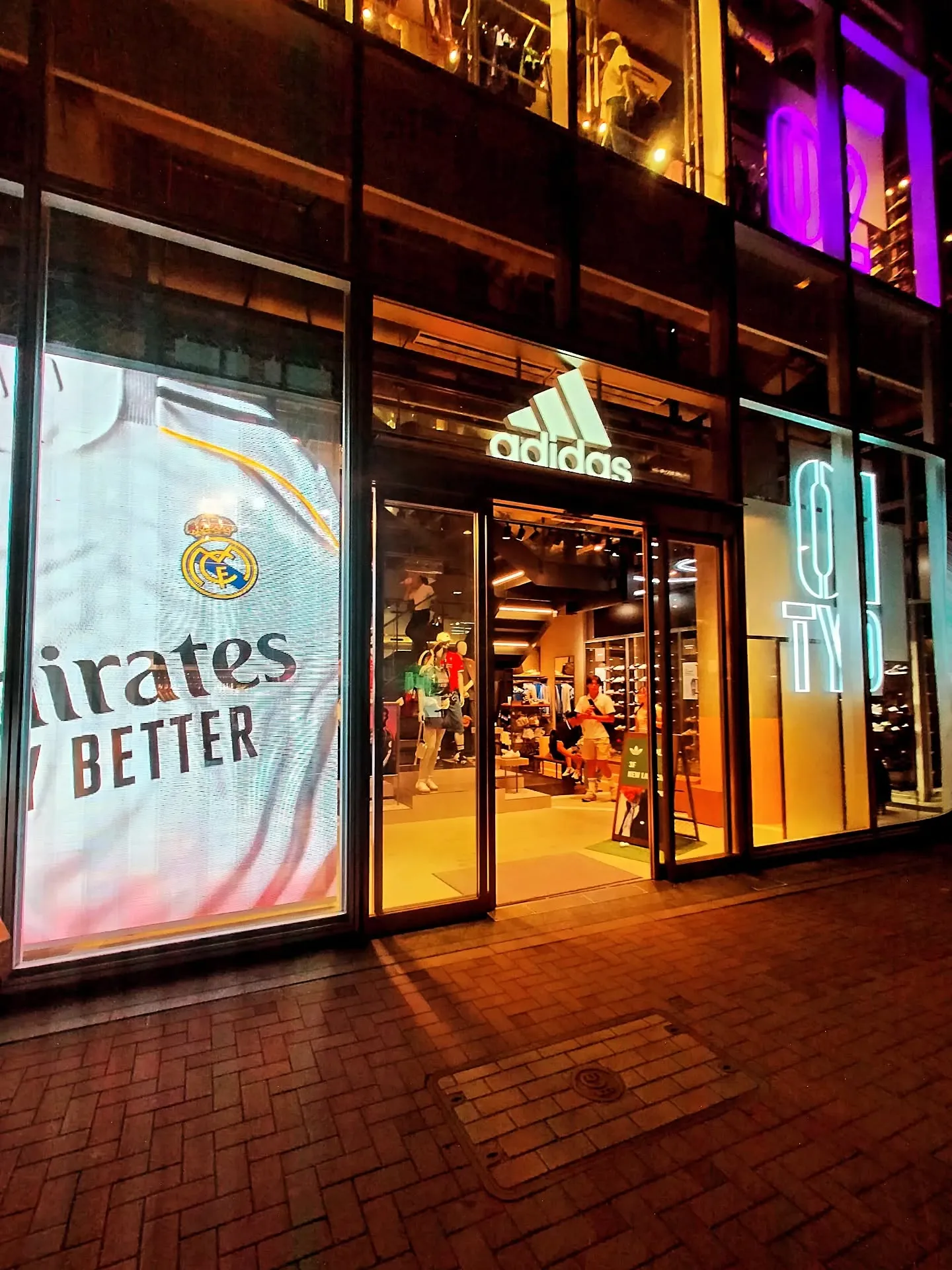 ​【銀座夜のブランド散歩】