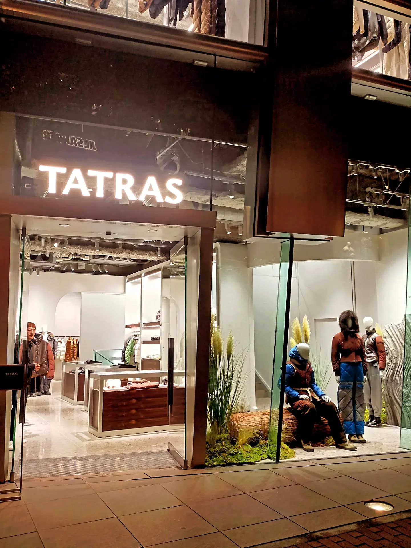 ​【銀座夜のブランド散歩】