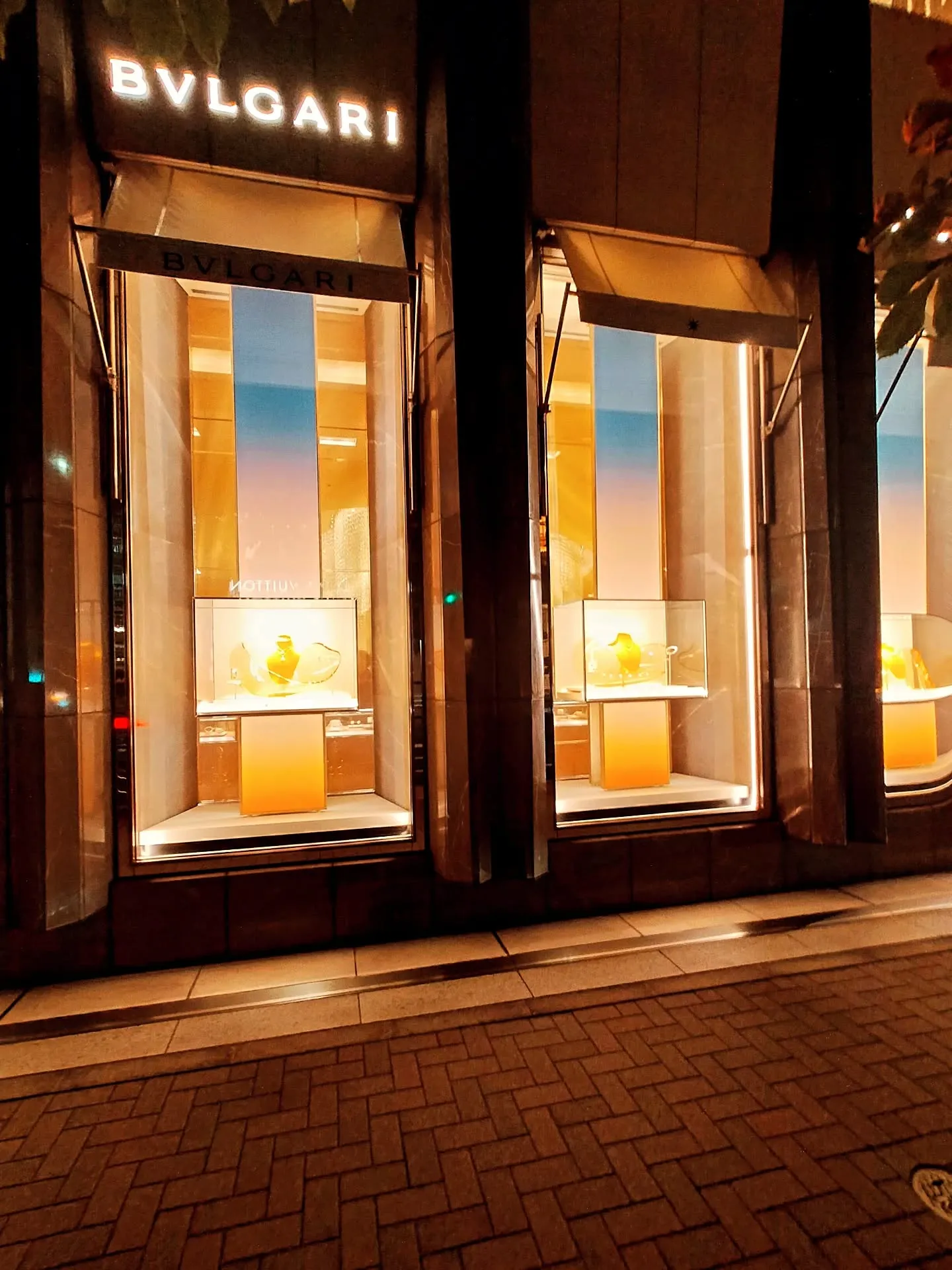 ​【銀座夜のブランド散歩】