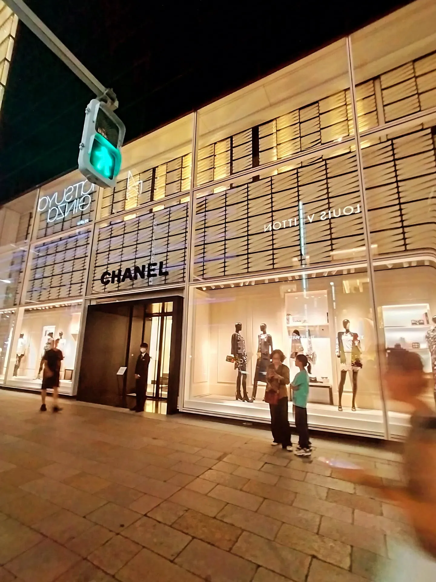 ​【銀座夜のブランド散歩】