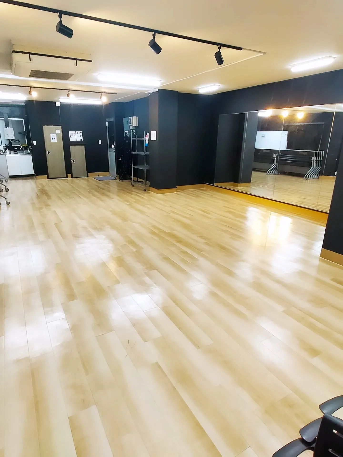 ​【✨AnotherONE＋のツヤツヤ綺麗なフローリング！銀...