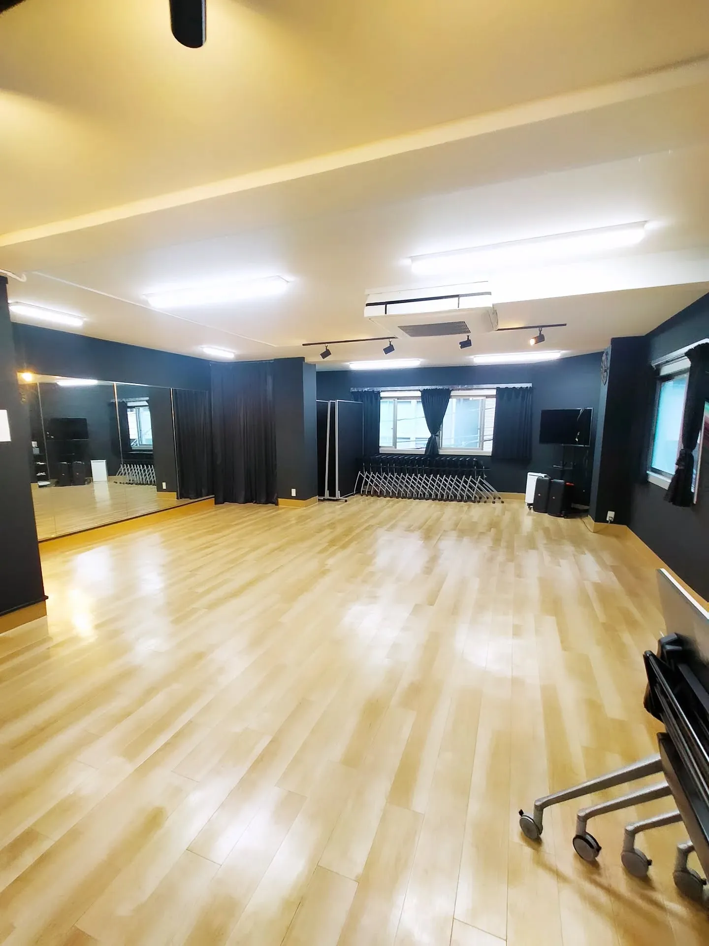 ​【✨AnotherONE＋のツヤツヤ綺麗なフローリング！銀...