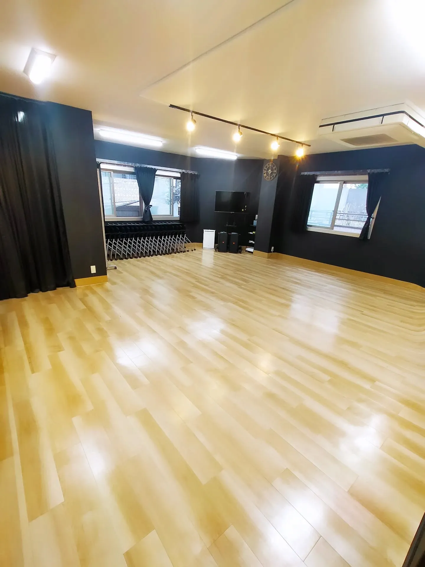 ​【✨AnotherONE＋のツヤツヤ綺麗なフローリング！銀...