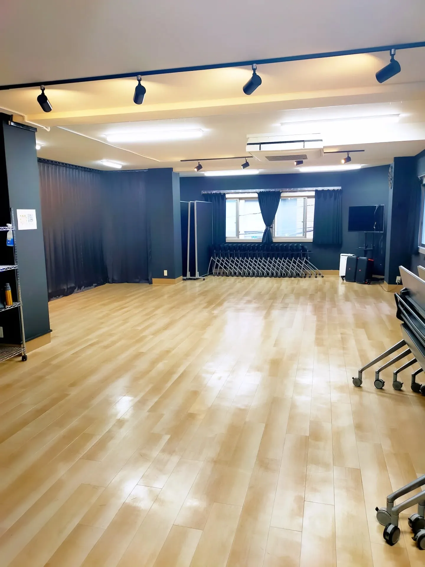 ​【✨AnotherONE＋のツヤツヤ綺麗なフローリング！銀...