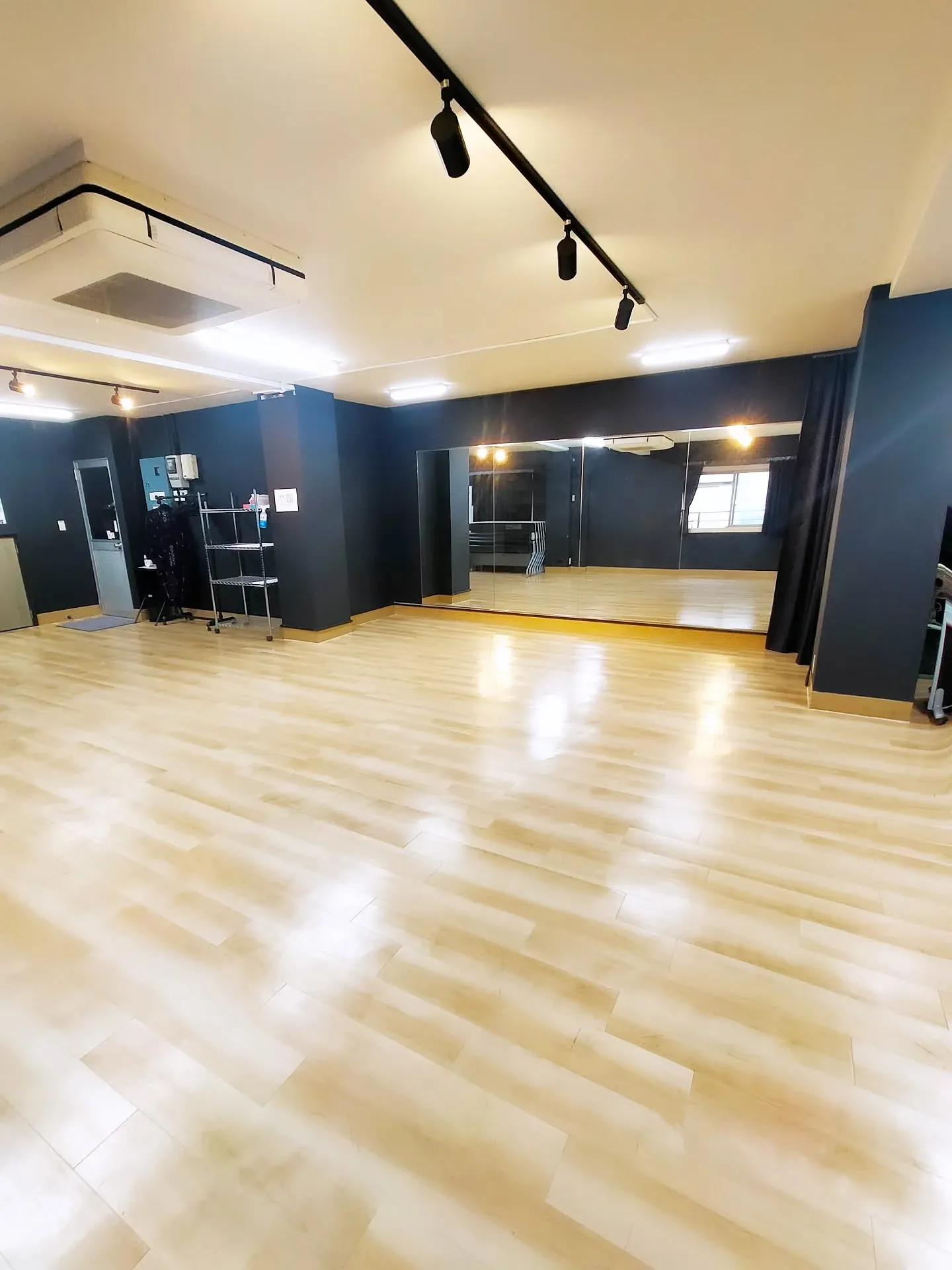 ​【✨AnotherONE＋のツヤツヤ綺麗なフローリング！銀...