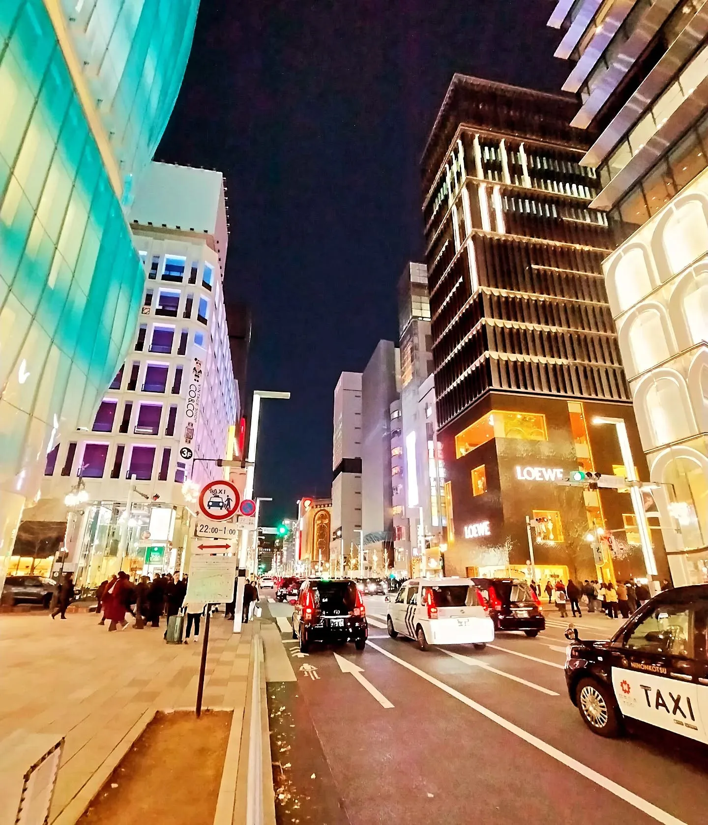 【✨銀座の夜はクリスマスの輝き！🎄✨この美しい街の中心にAn...